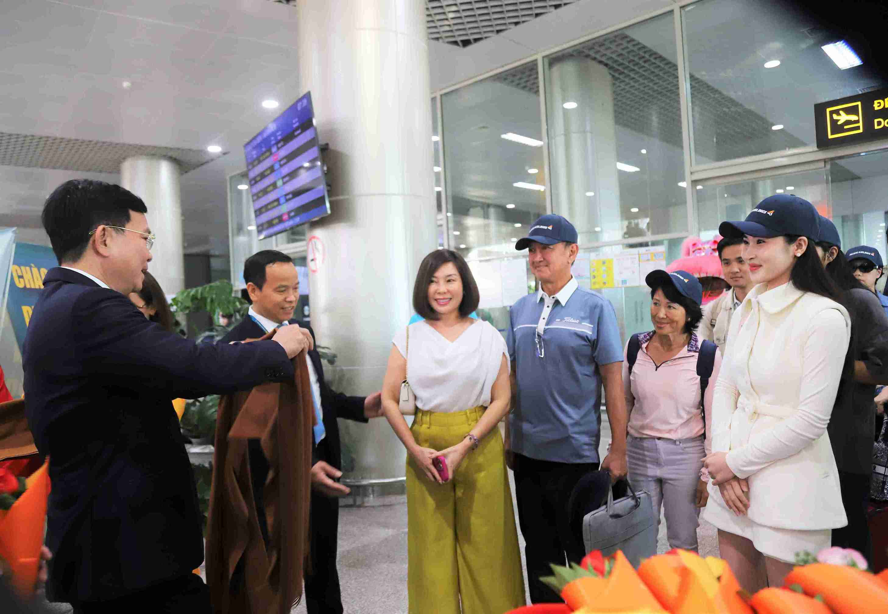 Ong Ho Van Muoi, Chu tich UBND tinh Lam Dong tang qua chuc mung cac vi khach den Lam Dong du lich dau nam moi 2026. Anh: Phuc Khanh 