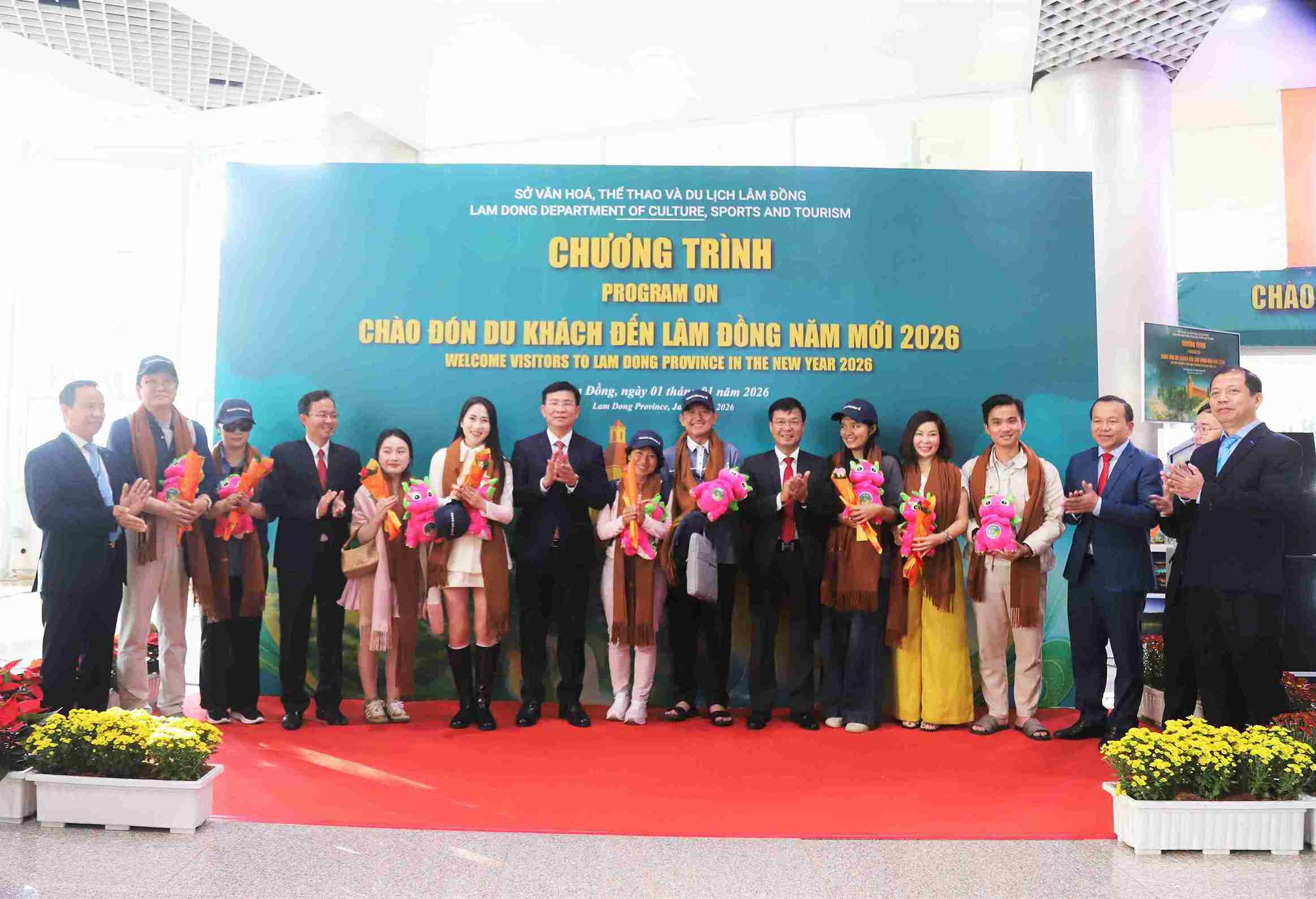 Leaders of Lam Dong province present gifts to welcome the first 10 guests on flight number VN-6172 to kick off the new year 2026 tourism. Photo: Phuc Khanh