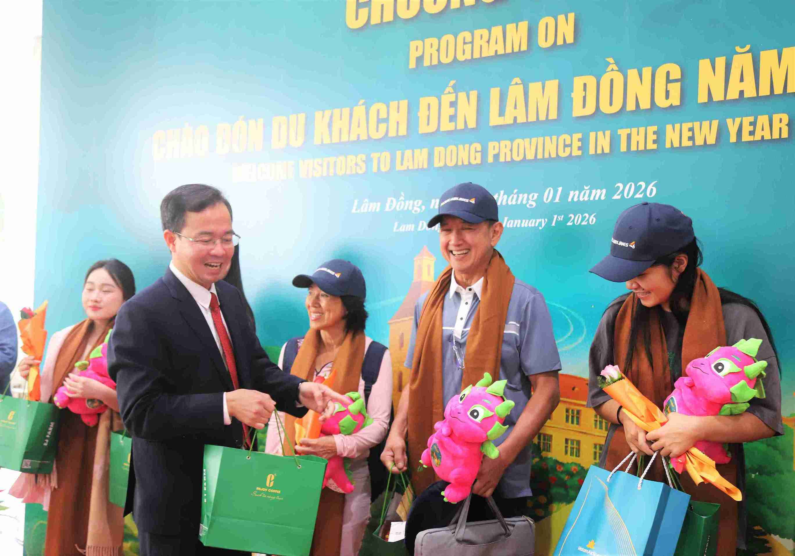 Lanh dao So Van hoa, The thao va Di lich tinh Lam Dong trao tang qua chuc mung cac vi khach dau tien den dia phuong du lich dau nam moi 2026. Anh: Phuc Khanh 