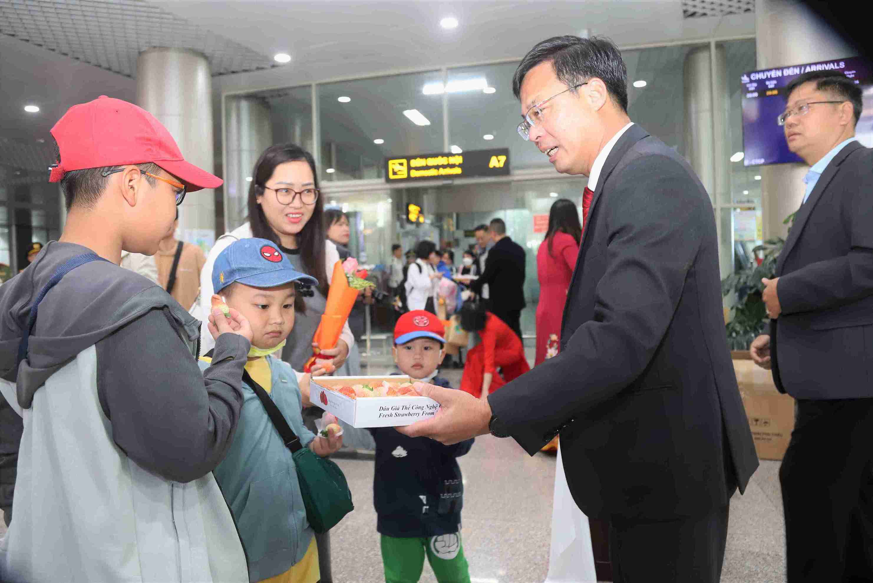 Lanh dao tinh Lam Dong niem no don tiep cac vi khach den Da Lat dip dau nam moi. Anh: Phuc Khanh 