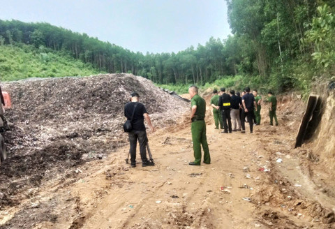 Cong an Da Nang phoi hop voi Cuc Canh sat moi truong (Bo Cong an) bat qua tang Cong ty CP Moi truong Huy Hoang ECO co hanh vi chon lap, do thai chat thai trai quy dinh tai xa Dai Loc. Anh: CACC