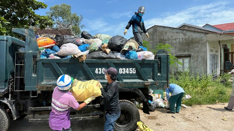 Thoi diem Cong ty CP Moi truong Huy Hoang ECO tam ngung thu gom rac, chinh quyen va nguoi dan cang minh ung pho voi luong rac thai khong lo hang chuc tan moi ngay. Anh: Truong An