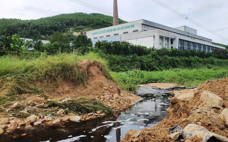 Dong nuoc den ngom tu Nha may xu ly chat thai ran sinh hoat Bac Quang Nam thai ra moi truong. Anh: Truong An