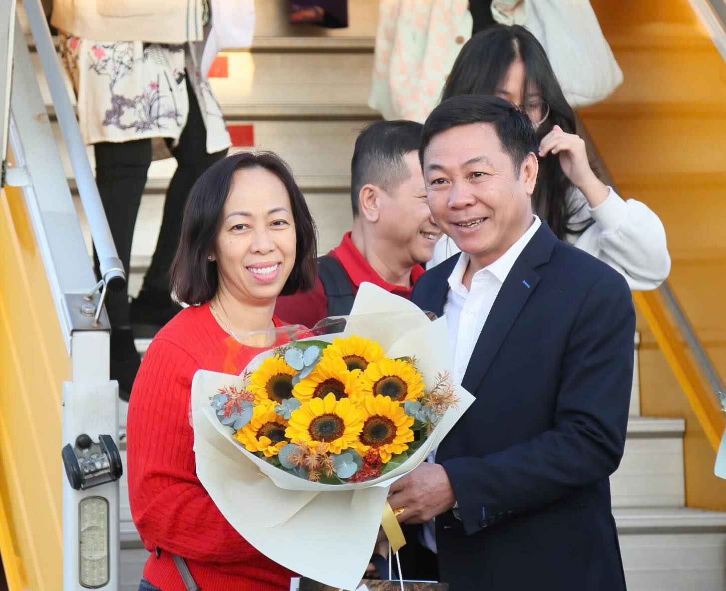 Tang hoa cho nhung hanh khach dau tien dat chan den san bay Dong Hoi, mo dau mua du lich nam 2026. Anh: Van Thanh