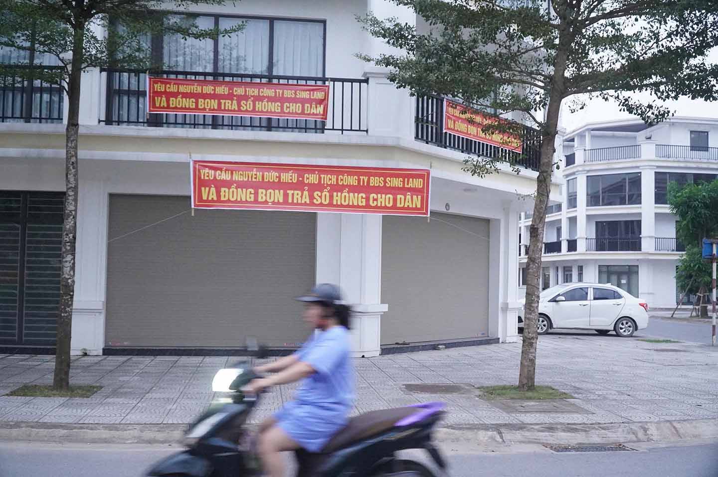Trước các căn biệt thự tại dự án SingGarden (phường Từ Sơn, Bắc Ninh) người dân treo băng rôn đòi sổ đỏ. Ảnh: PV
