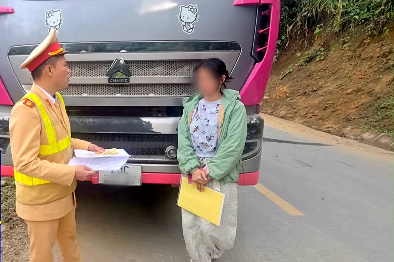 Female tiktoker fined for stopping a car in the middle of the road. Photo: Police provided