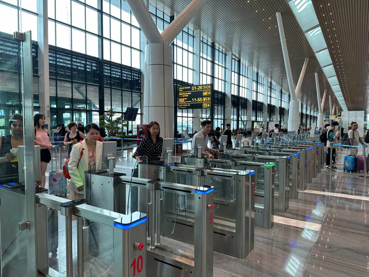 Khu vuc khach di tai nha ga T3 thong thoang. Anh: Anh Tu