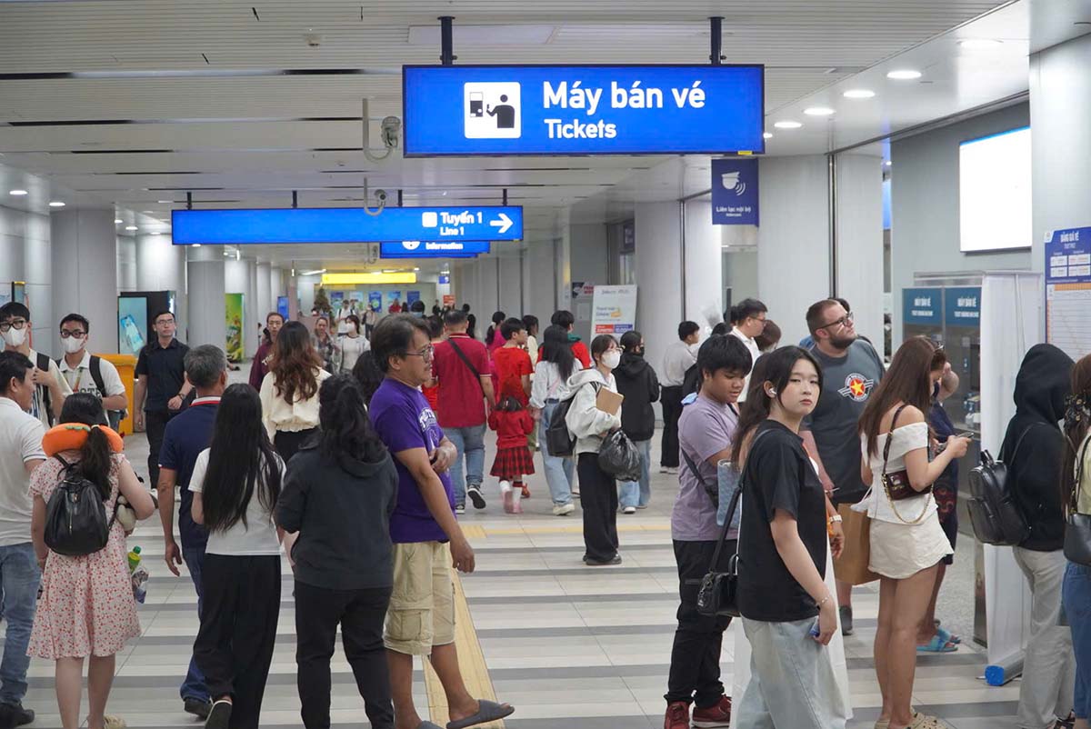 메트로 1호선 설날 무료 티켓 판매, 시민들은 기차로 설날 여행을 즐겁게 보내고 있습니다.