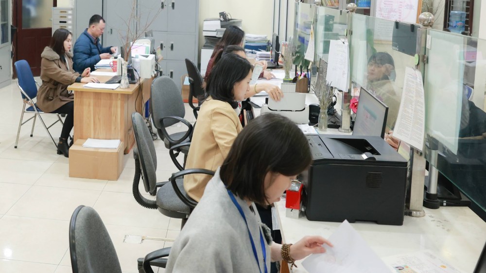 2025년 공무원법은 직위 분류에 관한 규정을 마련했습니다. 사진: 하이 응우옌