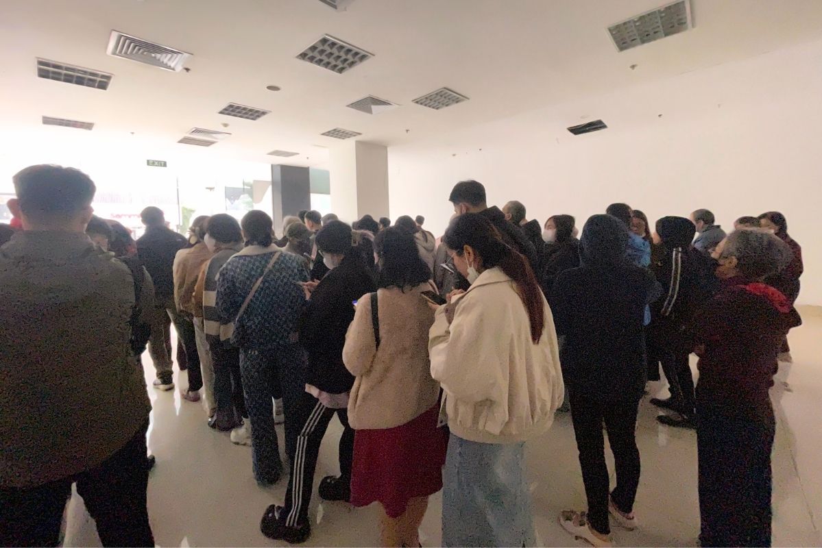 Luong nguoi co nhu cau mua vao duoc di chuyen vao trong nha de cho toi luot. Anh: Ha Linh 