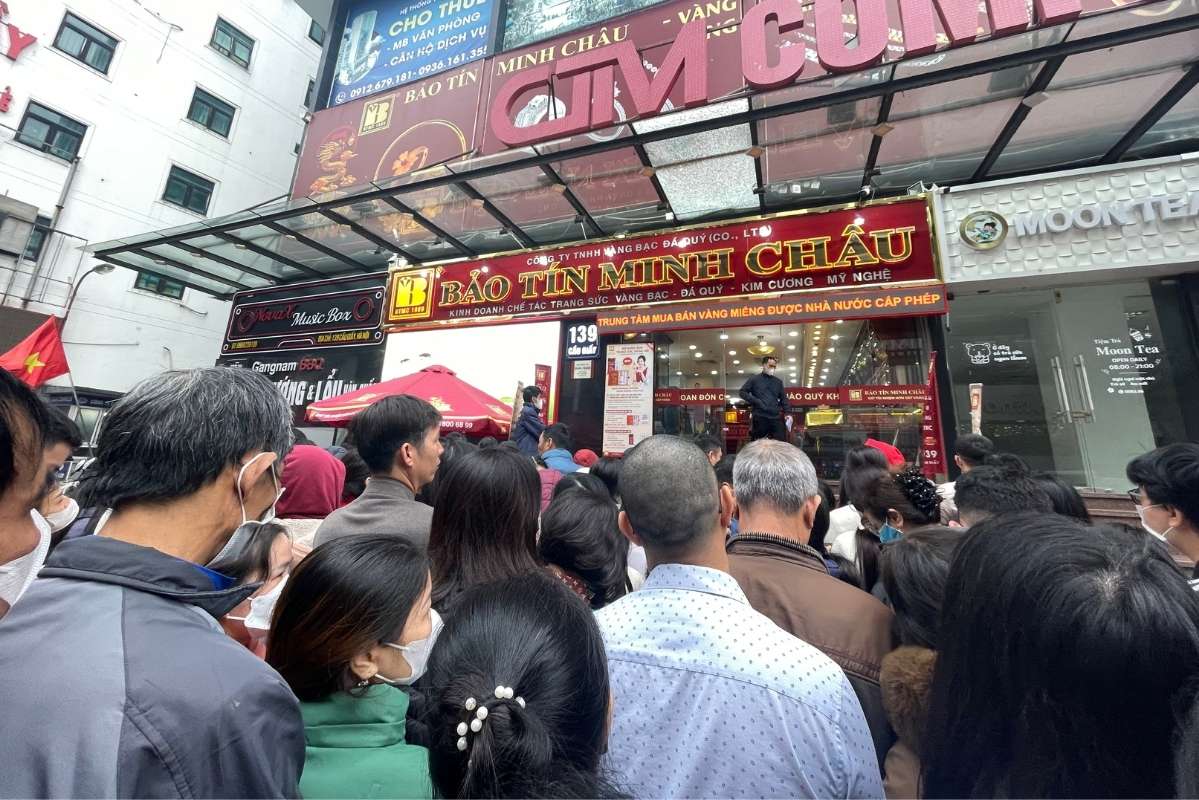 금값은 변동이 없으며, 사람들은 새해 복을 받기 위해 몰려들고 있습니다. 사진: 하린