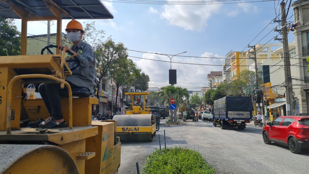 Workers working throughout the New Year holiday at the Tran Phu road upgrade project, Bac Lieu ward, Ca Mau province. Photo: Nhat Ho