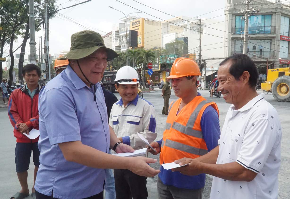 Pho chu tich Thuong truc UBND tinh Ca Mau Lam Van Bi tang qua cho cong nhan lam viec xuyen Tet. Anh: Nhat Ho