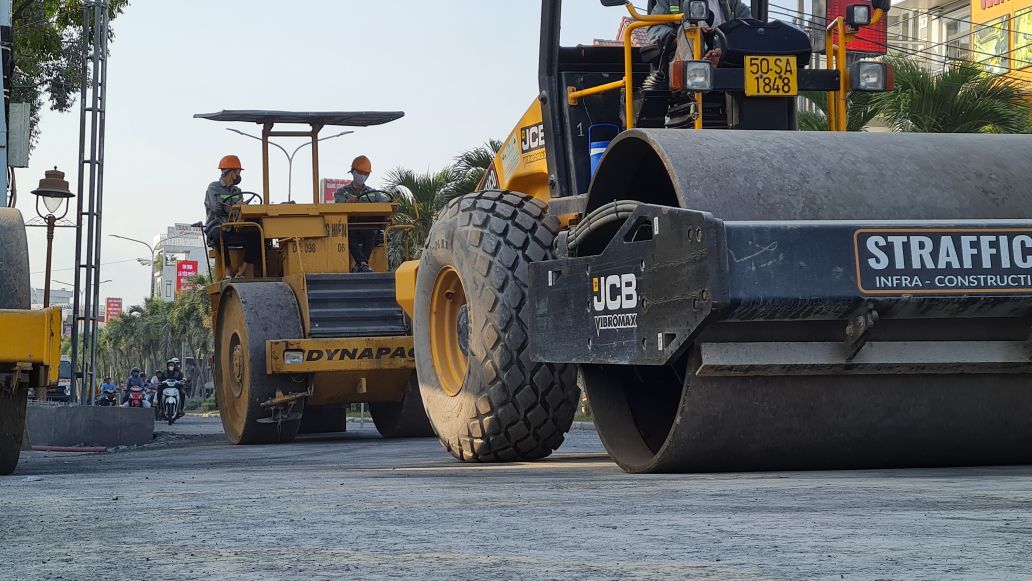 Cong nhan lam viec xuyen Tet tren cong truong tai phuong Bac Lieu, tinh Ca Mau. Anh: Nhat Ho