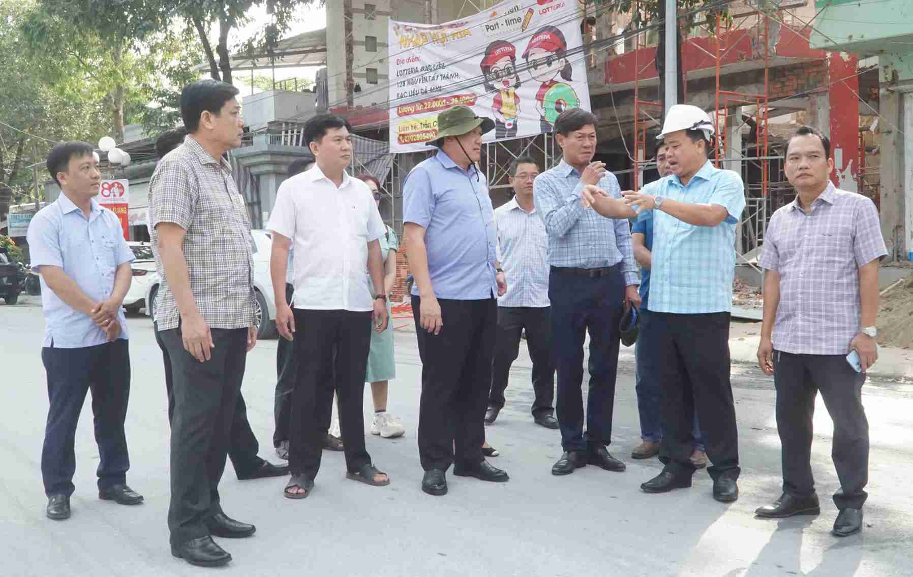 Pho Bi thu Thuong truc Tinh uy Ca Mau Huynh Quoc Viet cung Pho chu tich Thuong truc UBND tinh Ca Mau kiem tra cong trinh dang thi cong. Anh: Nhat Ho