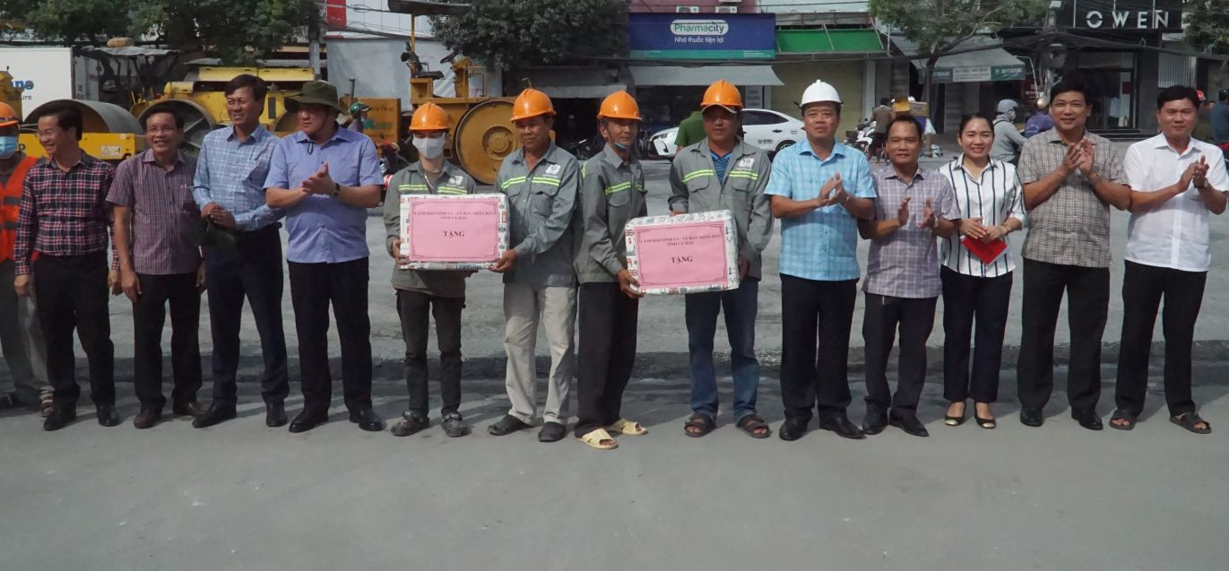 Lanh dao tinh Ca Mau tang qua dong vien cong nhan lam viec xuyen Tet Duong lich. Anh: Nhat Ho