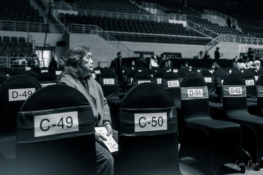 Khan gia lon tuoi buon rau khi khong duoc xem Ve day bon canh chim troi. Anh: Leo Ngo