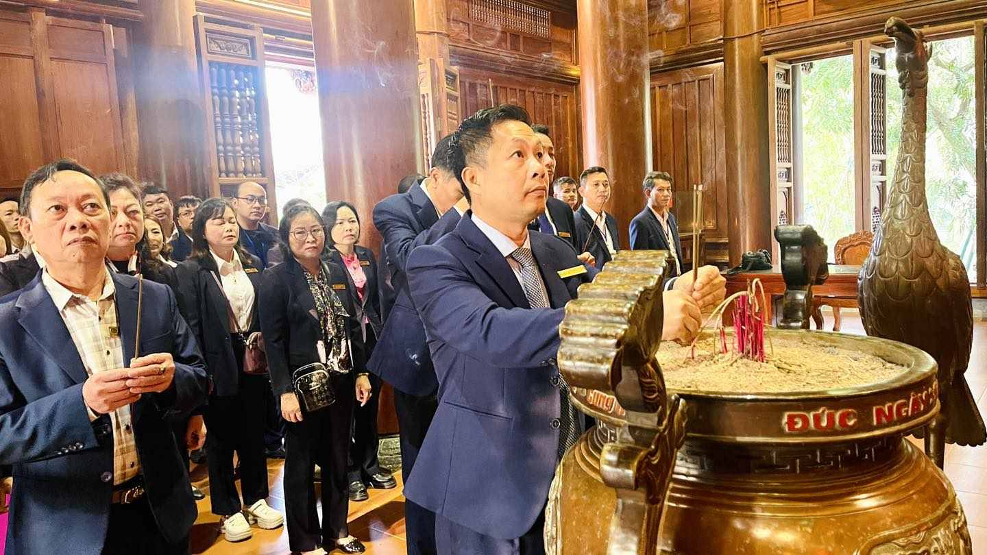 김리엔 특별 국립 유적지 관리위원회 간부, 직원, 노동자 집단이 호치민 주석을 추모하기 위해 향을 피우고 있습니다. 사진: 응옥안