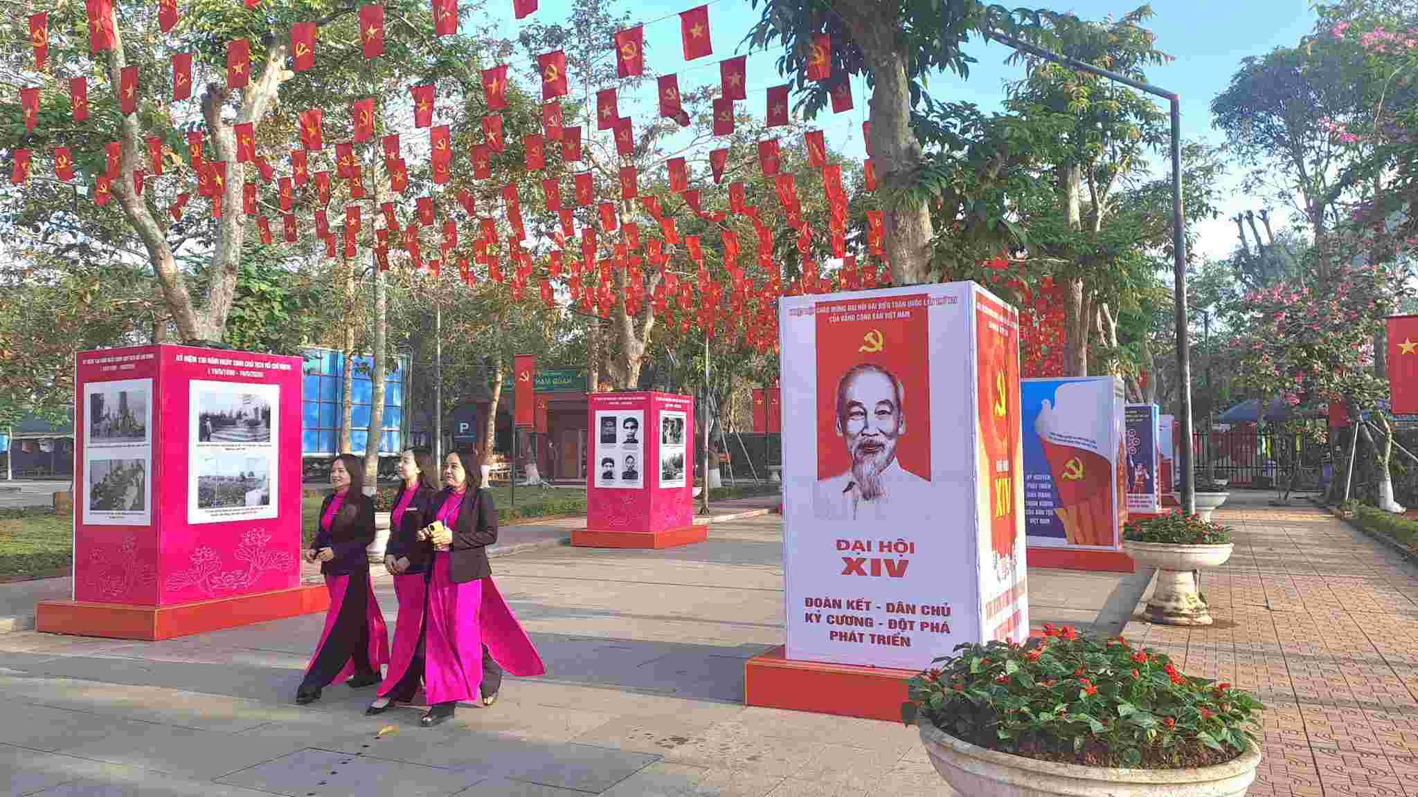 Cac khu trung bay, pa-no tuyen truyen duoc hoan thien de phuc vu du khach dip Tet Duong lich. Anh: Ngoc Anh