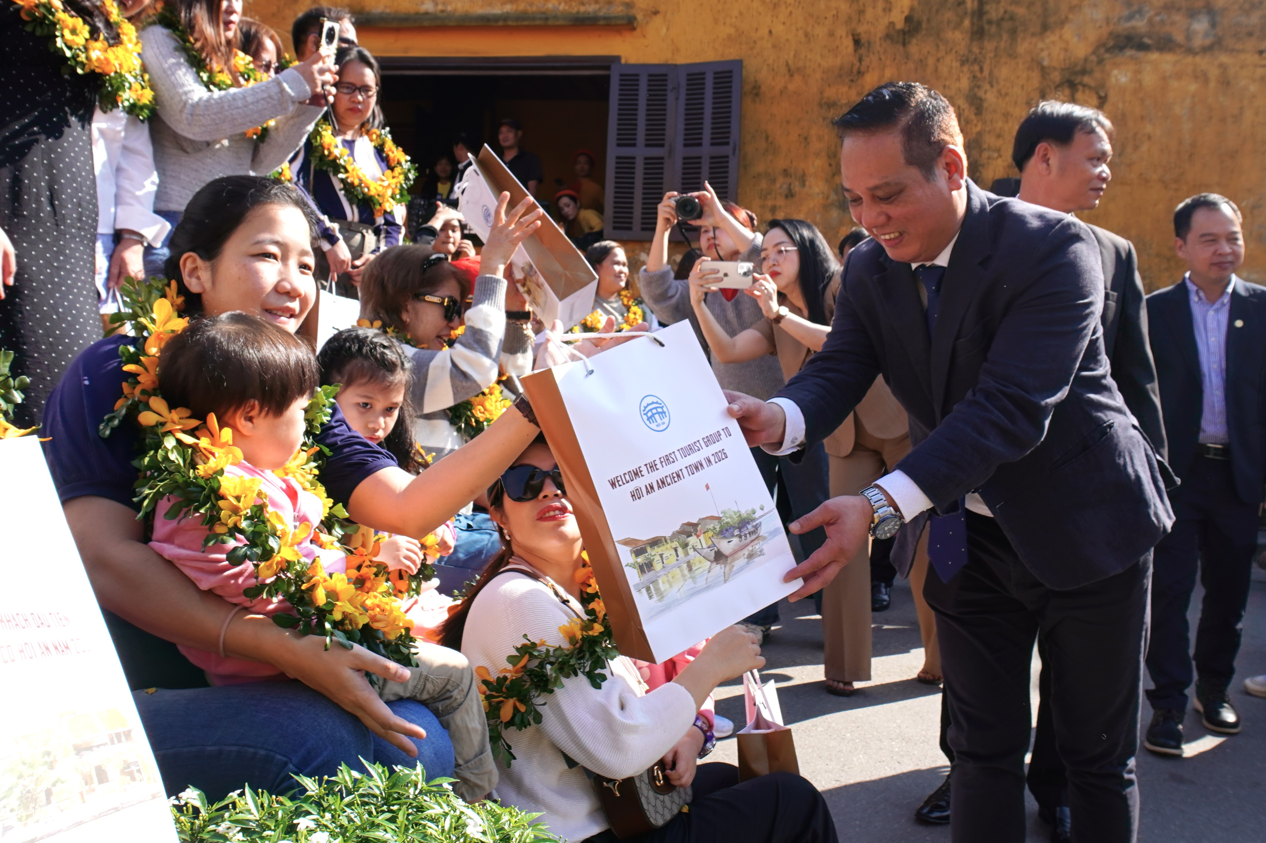 Du khach nuoc ngoai duoc chao don nong nhiet tai Khu do thi co Hoi An ngay trong ngay dau nam moi. Anh: Tran Thi