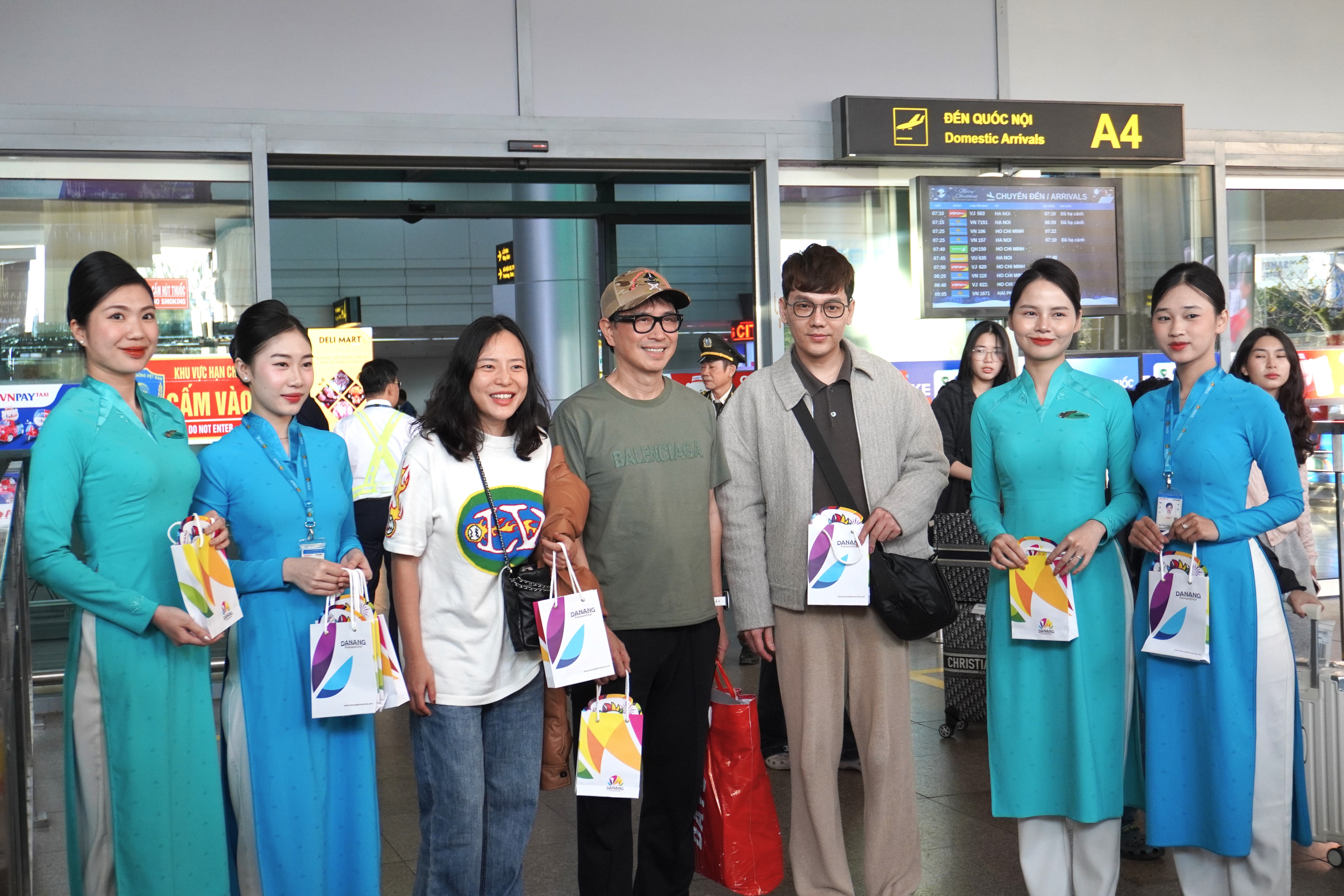 Tai Ga den noi dia - Cang hang khong quoc te Da Nang, So VHTTDL da trao hoa va qua chuc mung cho 3 du khach may man dau tien dat chan den thanh pho trong thoi khac dau nam. Anh: Tran Thi 