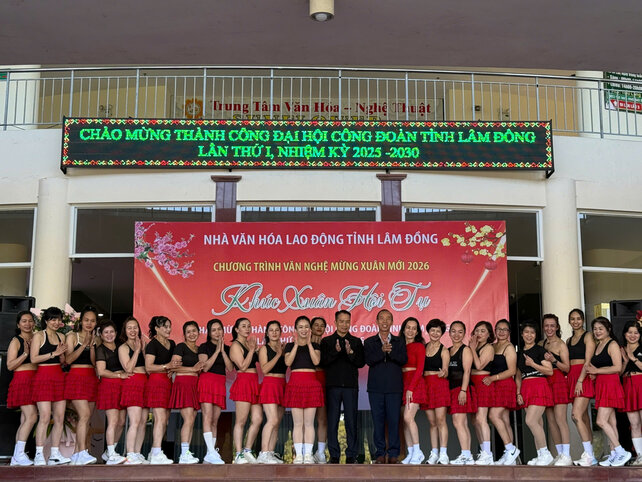 Mr. Nguyen Phu Hoang - Chairman of the Lam Dong Provincial Labor Federation (right) attends the New Year 2026 art program and celebrates the success of the Provincial Trade Union Congress for the term 2025-2030. Photo: Lam Duc