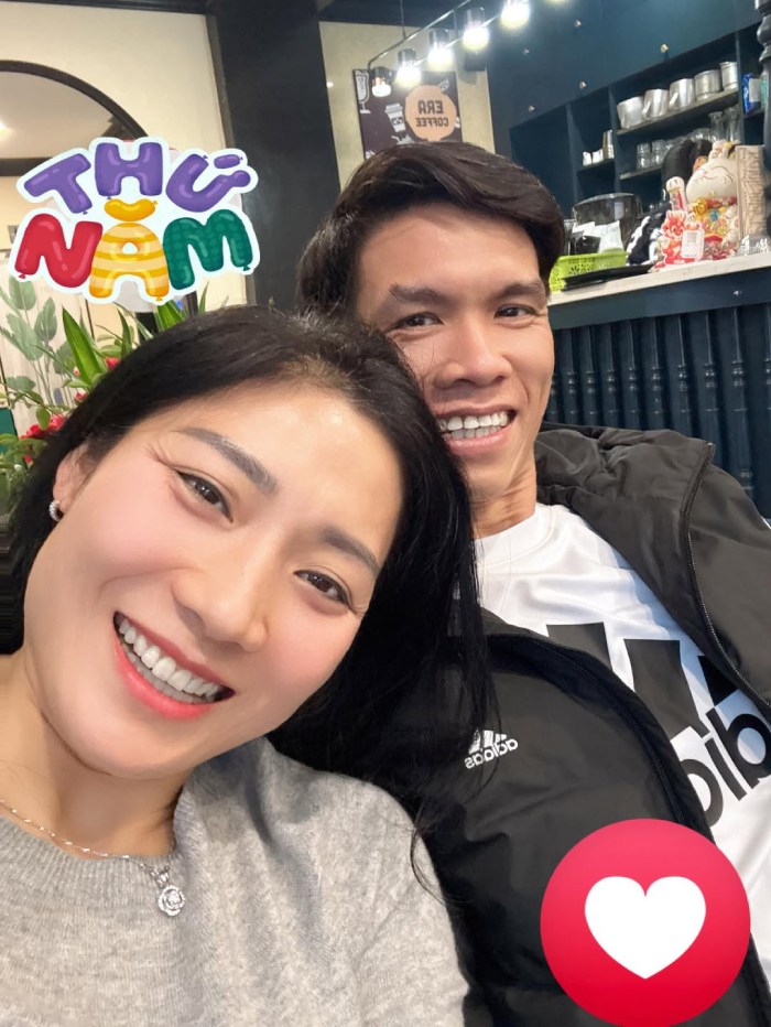 Cuu tuyen thu Pham Thi Yen binh di ben chong. Anh: NVCC