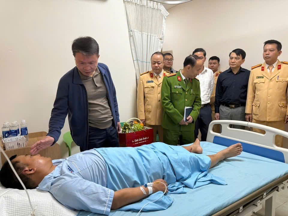 Thiếu tướng Nguyễn Minh Tuấn - Giám đốc Công an tỉnh ân cần thăm hỏi đồng chí Đỗ Văn Hùng (cán bộ cảnh sát giao thông bị thanh niên tông trúng khi làm nhiệm vụ). Ảnh: Công an Phú Thọ