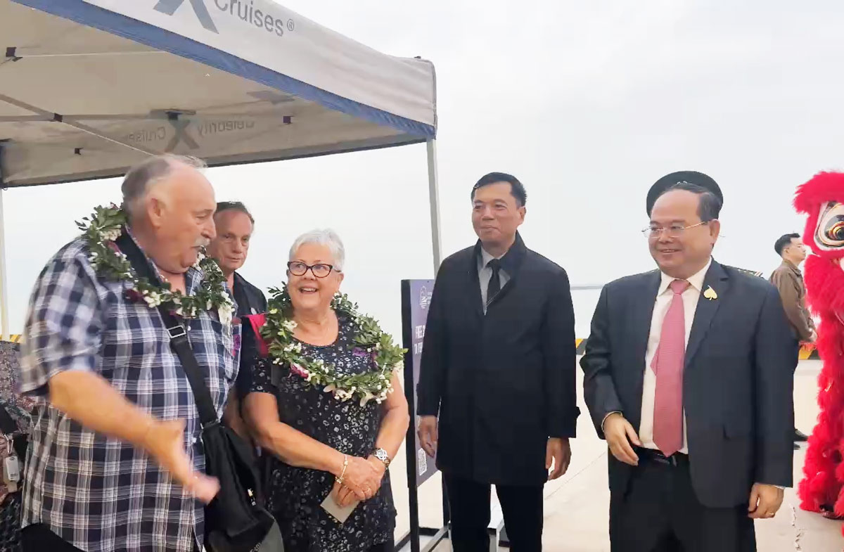 Mr. Quan Minh Cuong, Secretary of Quang Ninh Provincial Party Committee (The person standing on the far right), congratulates the cruise tourists at the beginning of the new year. Photo: Doan Hung