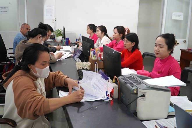 Officials and civil servants of Di An ward (HCMC) handle procedures for people. Photo: Minh Quan