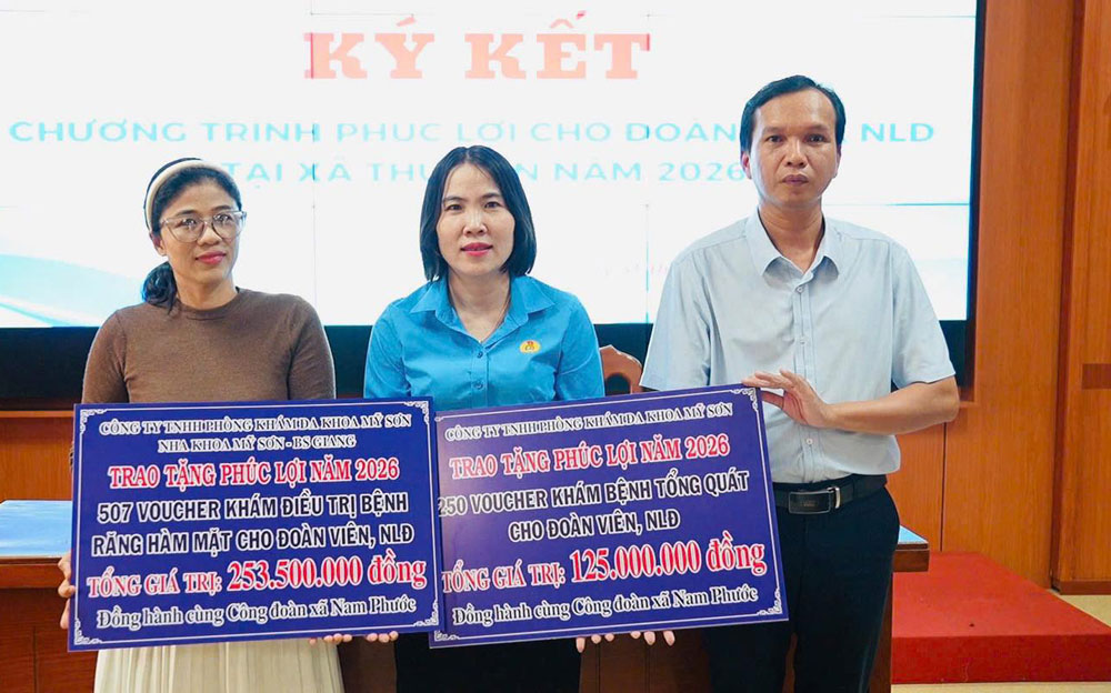 Nam Phuoc Commune Trade Union, Da Nang signs union member welfare agreement with businesses in the area. Photo: Nam Phuoc Trade Union.