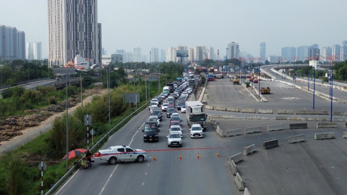 Luc luong chuc nang phai dong duong loi vao cao toc TPHCM - Long Thanh - Dau Giay nham giam tai luong xe dong len cao toc. Anh: Anh Tu