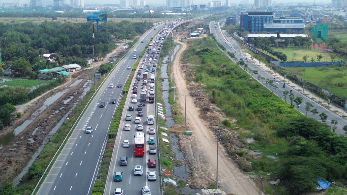 Loi vao cao toc TPHCM - Long Thanh - Dau Giay un u keo dai hang km. Anh: Anh Tu