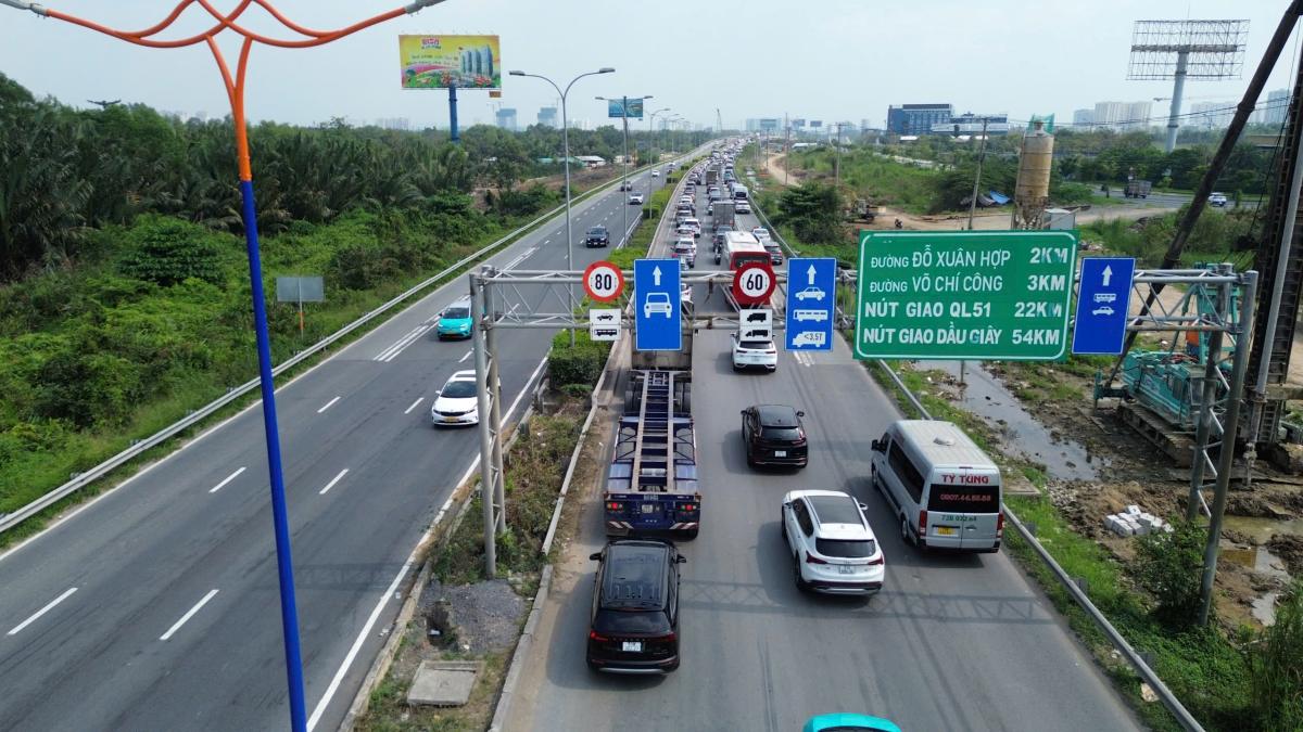 Dong phuong tien noi duoi nhau di chuyen tren cao toc. Anh: Anh Tu