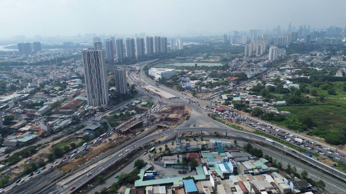 Khu vuc trung tam nut giao An Phu thong thoang, phuong tien di chuyen thuan loi. Anh: Anh Tu
