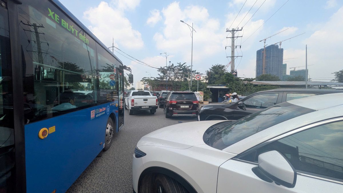 Den khoang 11h30 do huong duong dan len cao toc bi dong nhieu xe da lua chon huong khac dan den nhung tuyen duong xung quanh da bat dau un u. Anh: Anh Tu