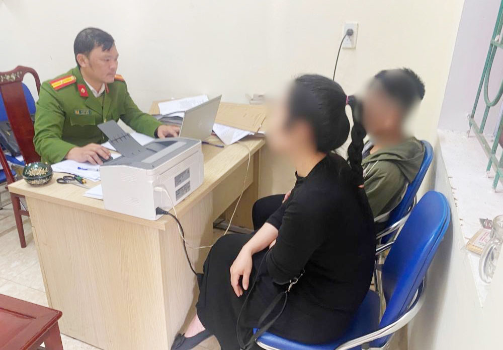 Công an làm việc với thiếu niên trộm tài sản có sự chứng kiến của phụ huynh. Ảnh: Công an Hà Tĩnh.