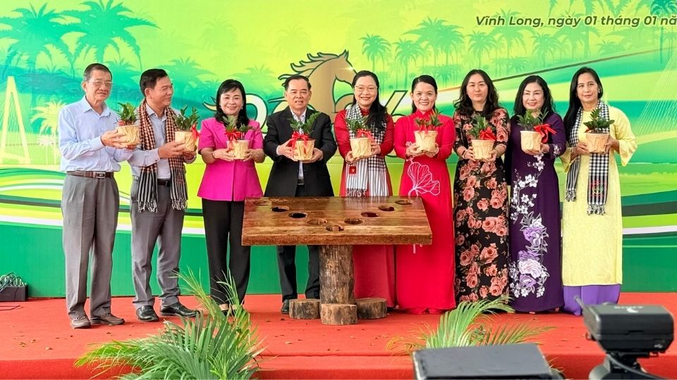 Lanh dao tinh va dai bieu thuc hien nghi thuc trong cay xanh, gui thong diep phat trien du lich Vinh Long tuong lai xanh, ben vung, than thien voi moi truong. Anh: Hoang Loc