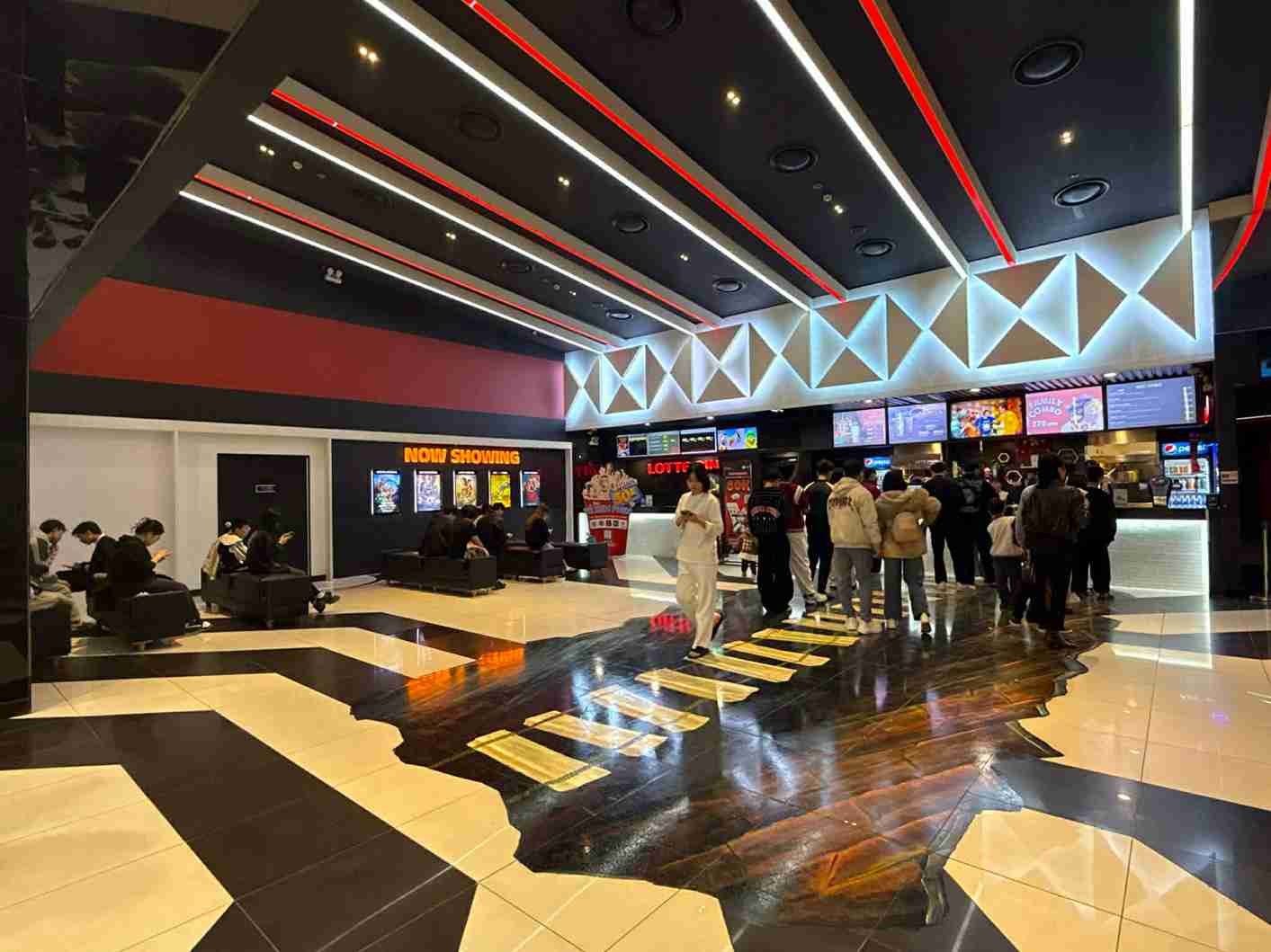 Gioi tre xep hang cho xem phim tai rap chieu phim dip Tet Duong lich. Anh: Mai Huong