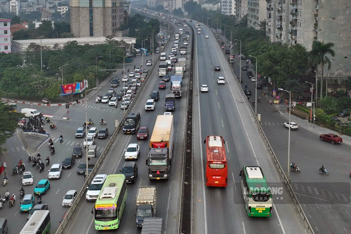 Ngay dau nghi le Tet Duong lich 2026, luong phuong tien di tren vanh dai 3 (ca tren cao va duoi thap) huong ve cao toc Phap Van deu rat cao.