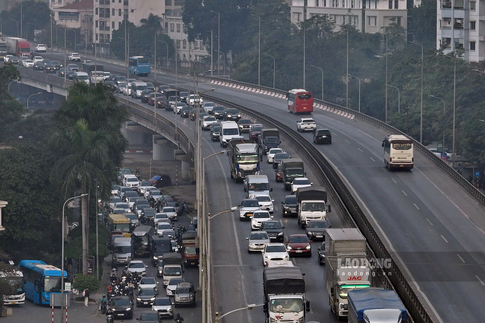 Ngay dau nghi le Tet Duong lich 2026, luong phuong tien di tren vanh dai 3 (ca tren cao va duoi thap) huong ve cao toc Phap Van deu rat cao.