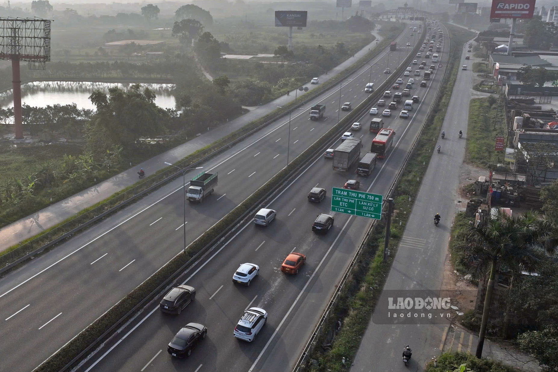 Ngay dau nghi le Tet Duong lich 2026, luong phuong tien di tren vanh dai 3 (ca tren cao va duoi thap) huong ve cao toc Phap Van deu rat cao.