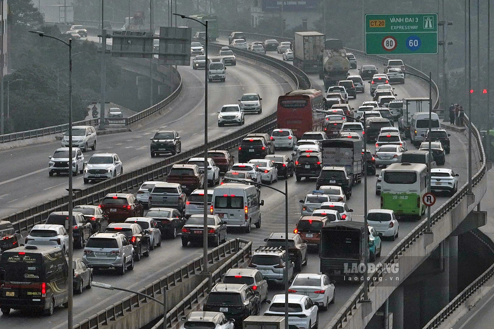 Ngay dau nghi le Tet Duong lich 2026, luong phuong tien di tren vanh dai 3 (ca tren cao va duoi thap) huong ve cao toc Phap Van deu rat cao.