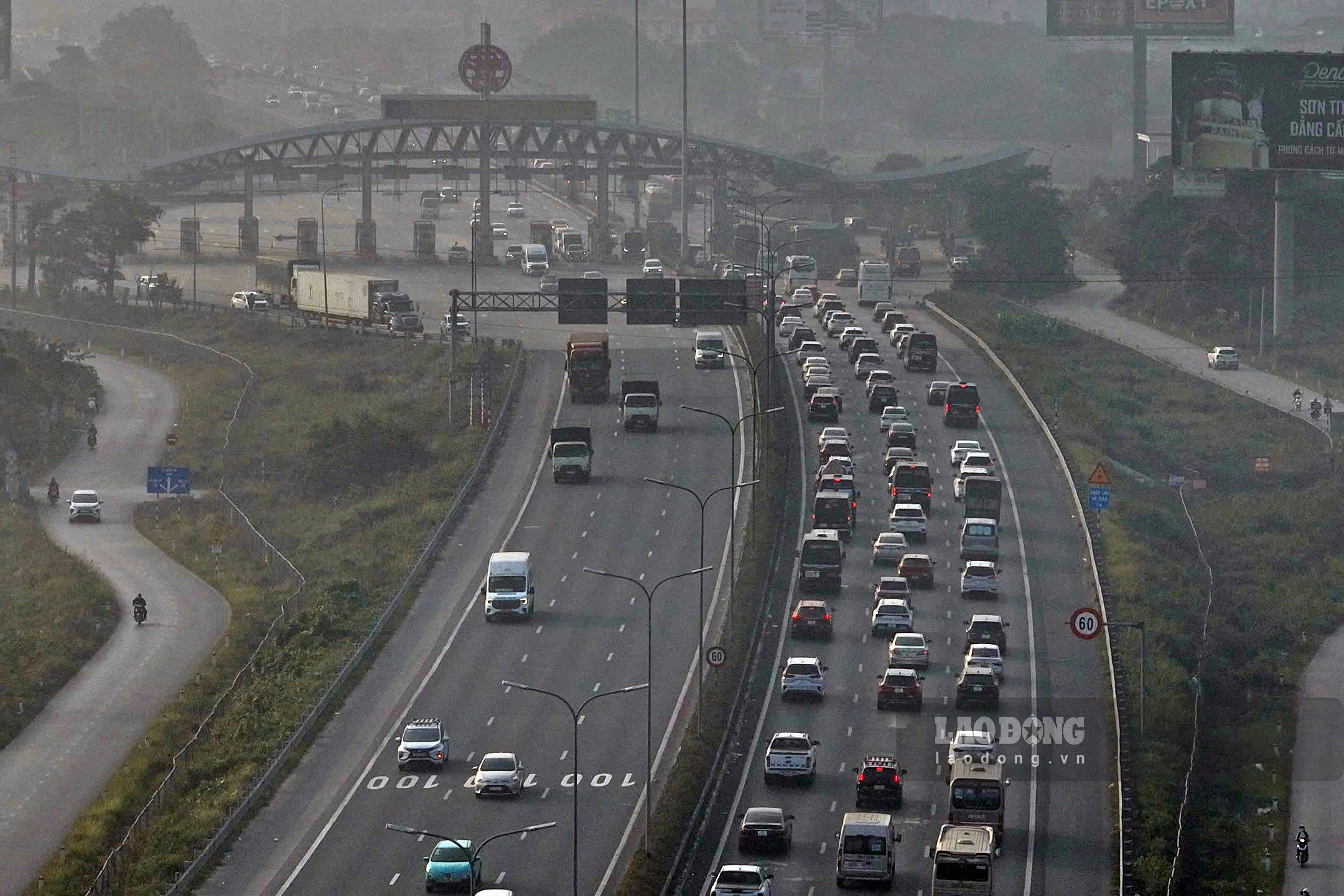 Ngay dau nghi le Tet Duong lich 2026, luong phuong tien di tren vanh dai 3 (ca tren cao va duoi thap) huong ve cao toc Phap Van deu rat cao.