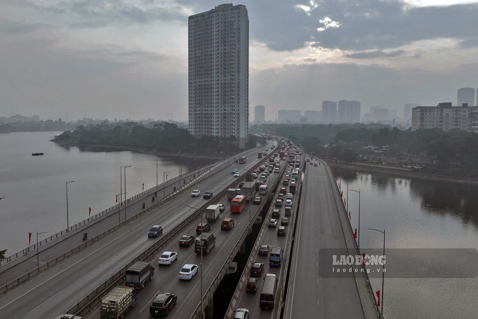 Ngay dau nghi le Tet Duong lich 2026, luong phuong tien di tren vanh dai 3 (ca tren cao va duoi thap) huong ve cao toc Phap Van deu rat cao.