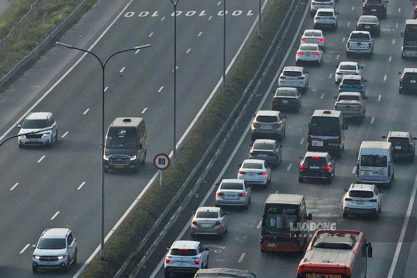 Ngay dau nghi le Tet Duong lich 2026, luong phuong tien di tren vanh dai 3 (ca tren cao va duoi thap) huong ve cao toc Phap Van deu rat cao.