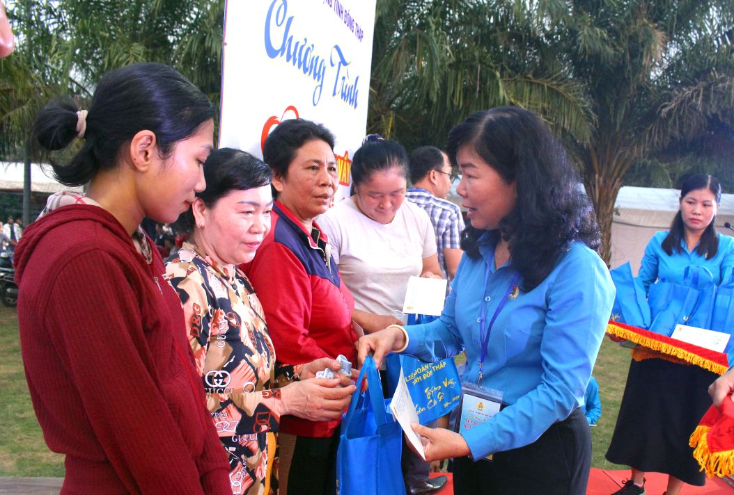 Chu tich LDLD tinh Dong Thap Huynh Thi Tuyet Vui tang qua Tet 2025 cho doan vien khu cong nghiep Sa Dec. Anh: Thanh Mai