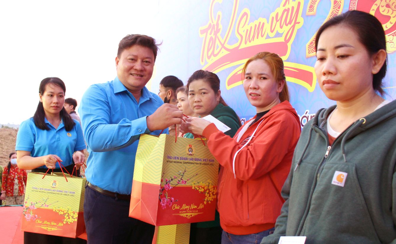 Chu tich Cong doan cac khu cong nghiep, khu kinh te Dong Thap Nguyen Thanh Nhan tang qua Tet 2025 cho doan vien, cong nhan, lao dong khu cong nghiep Song Hau. Anh: Thanh Mai