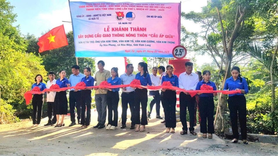 Inauguration ceremony, putting the rural traffic bridge of Giap Giua into use. Photo: Hoang Loc
