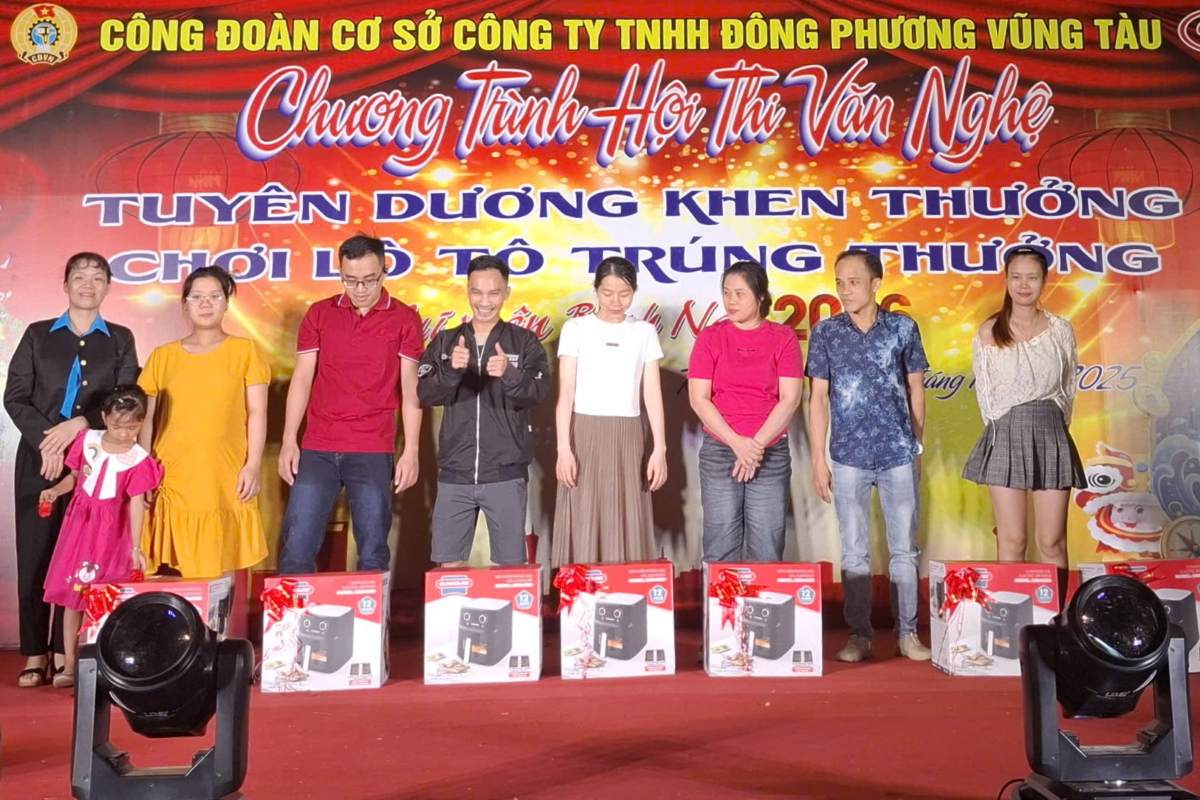 Nguoi lao dong may man nhan phan thuong la noi chien khong dau trong chuong trinh. Anh: CDRD